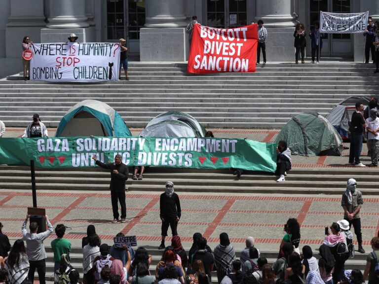 Afp 20240422 2149730466 V1 Highres Ucberkeleystudentsholdrallyinsupportofgaza 1714017473.jpg