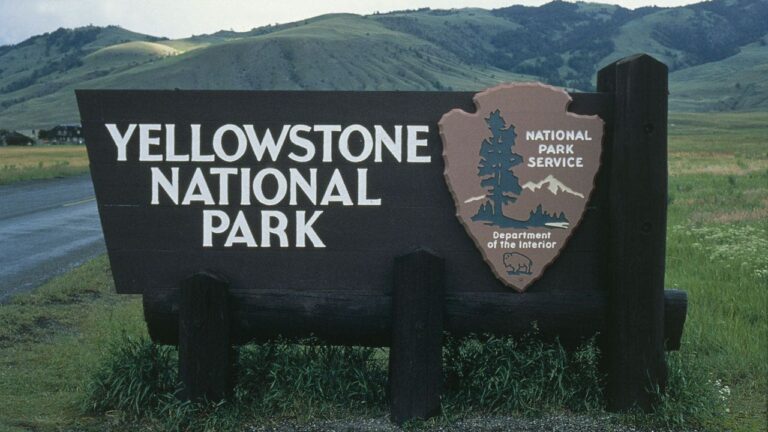 Yellowstone Sign.jpg